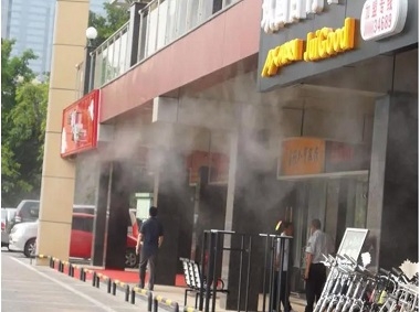 What kind of misting nozzle is used for restaurant spray cooling?