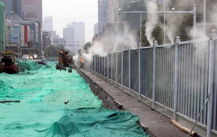 Construction site enclosure misting system