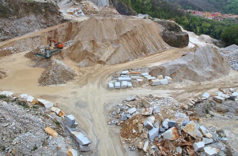 Why do quarries use dust mist spray systems?